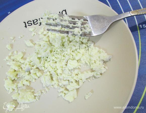 Заранее отварить яйцо. Остудить. Яйцо почистить. Для печенья нужен только желток. Желток размять вилкой.