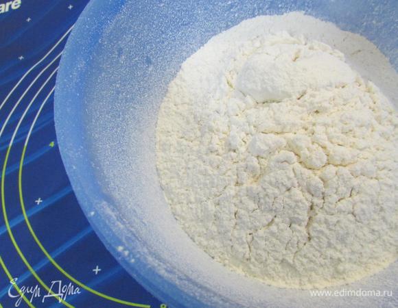 Просеять муку.