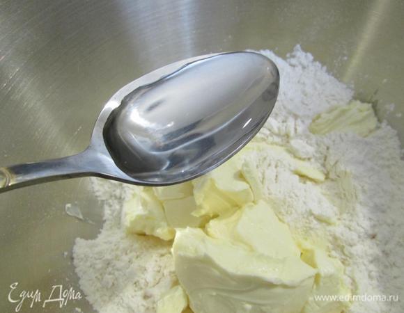 В чаше комбайна соединить желток, муку, сливочное масло (можно использовать маргарин). Добавить 2 ст. л. ледяной воды.