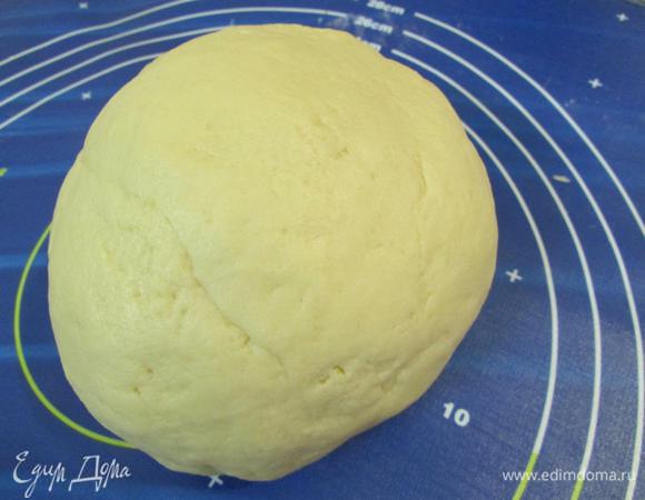 Замесить мягкое тесто.
