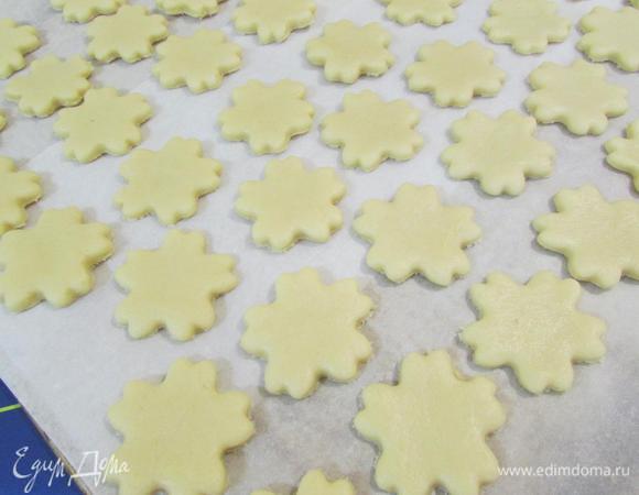 Противень застелить пекарской бумагой. Выложить печенье на противень. Отправить в разогретую духовку (200°С). Выпекать 15 минут.
