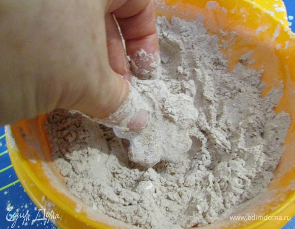 Готовое печенье извлечь из духовки и теплым обвалять в сахарной смеси.