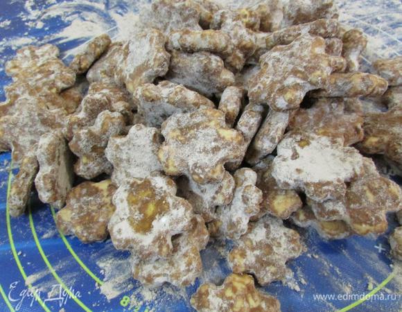 Выложить на разделочную поверхность, перемешать и дать полностью остыть.