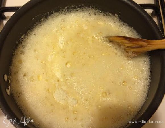 Подогреть воду, в воду добавить яичную смесь и быстро перемешать венчиком. Затем добавить 1 стакан муки, поставить на огонь и прогреть, помешивая, пару минут.