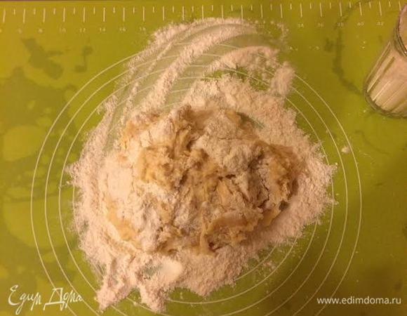 Рабочую поверхность посыпать мукой, переложить и хорошо вымесить тесто.