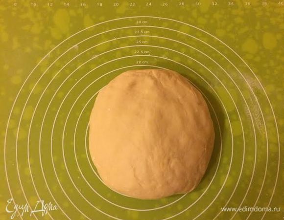 Мы должны получить нежное, мягкое тесто, которое не липнет к рукам. Накрыть полотенцем и оставить на 40 минут.