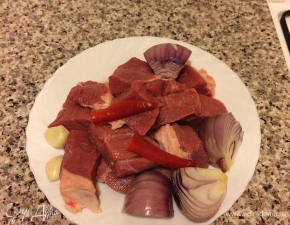 Мясо, лук, чеснок и перец пропустить через мясорубку. В фарш добавить соль, черный перец, воду и хорошо вымесить.