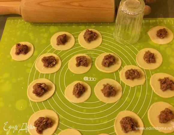 Тесто разделить на 3 части. Раскатать 1 часть, вырезать кружки, выложить начинку.