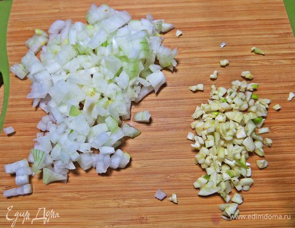 Нарезать лук, чеснок.