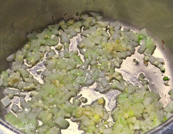 Обжарить в кастрюле с толстым дном на оливковом масле.