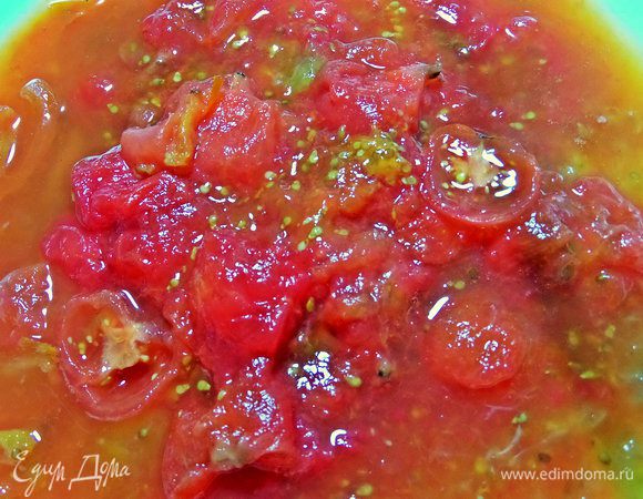 С томатов снять кожицу, порубить крупно. У меня из морозилки заготовка размороженная.