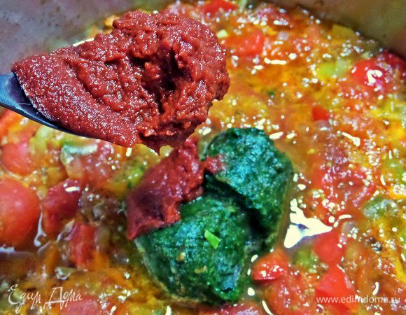 Томатную пасту. 