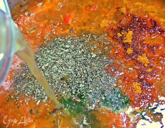 Влить куриный бульон.