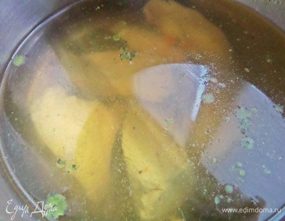 Бульон варим заранее на куриной грудке. Пригодится и к этому рецепту: http://www.edimdoma.ru/retsepty/90490-farfalle-s-kuritsey-v-tomatnom-souse