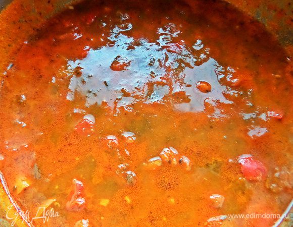 Томить все вместе минут 15 — 20.