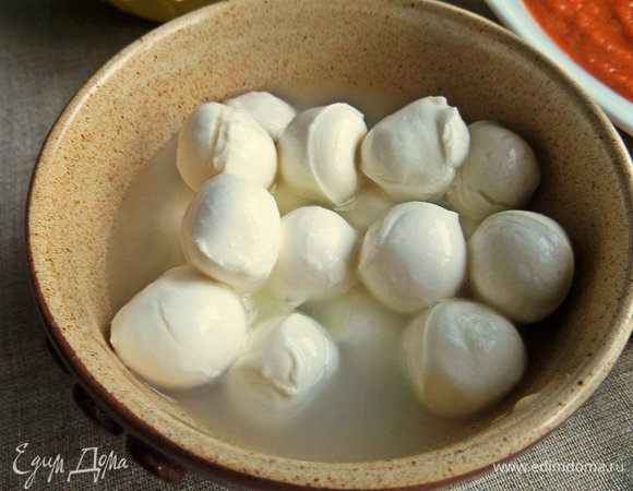 С моцареллы слить рассол.