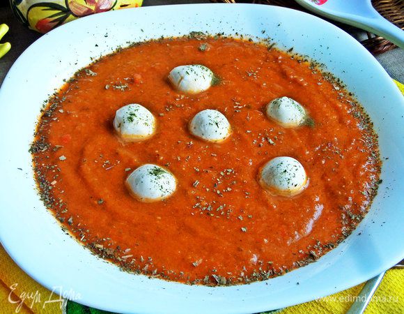 Добавить несколько шариков в каждую тарелку. Если моцарелла одним шариком, нарезать на пластинки и положить 1 в тарелку.