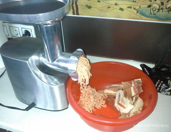 Свинину, говядину и сало перекрутить через мелкую решетку мясорубки.