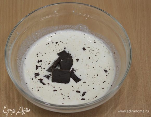 Добавить кусочки шоколада, хорошо перемешивайте смесь силиконовой лопаткой. 