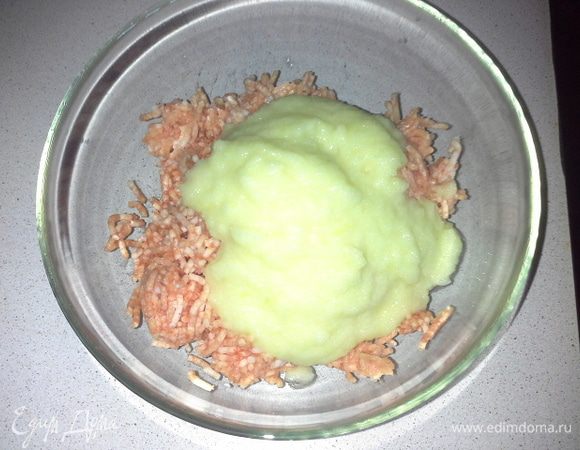 В фарш добавить пюре луковое, 1 ч. л. соли, по 1 щепотке черного перца, сушеного чеснока, хмели-сунели и 2 ст. л. майонеза на перепелиных яйцах ТМ «Слобода». Перемешать.