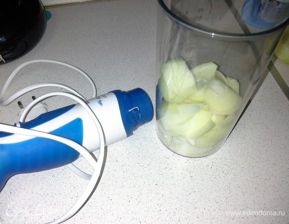 Лук репчатый измельчить блендером в пюре. Добавить в лук чеснок сушеный, соль, перец, хмели-сунели.