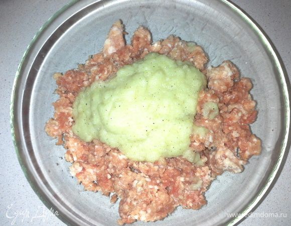 Луковое пюре добавить к фаршу.