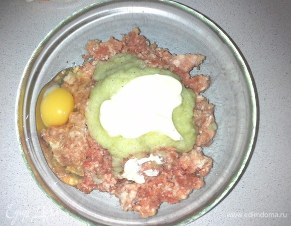 Добавить к фаршу яйцо и майонез.