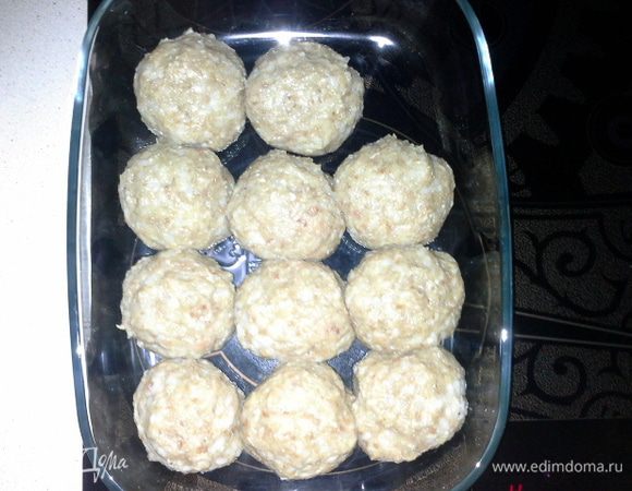 Сформировать круглые котлетки и уложить в стекляную форму для выпекания в духовке.