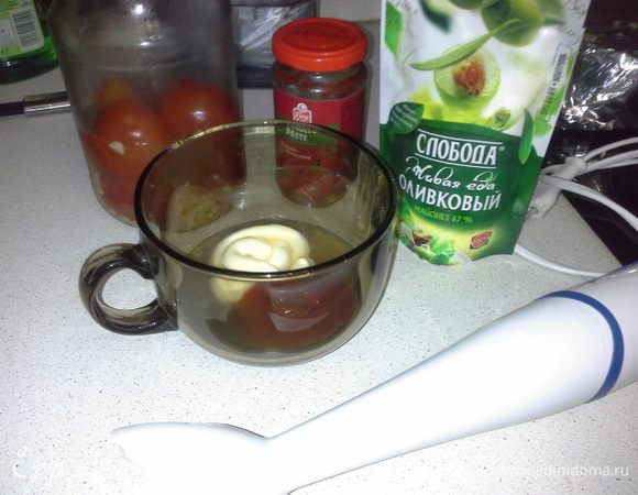 Смешать помидорный рассол, майонез, томатную пасту и воду до однородности блендером.