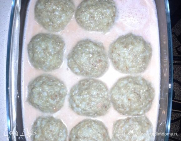 Залить соусом котлетки, и в духовку на 45 — 50 минут при температуре 200 — 220°С градусов.