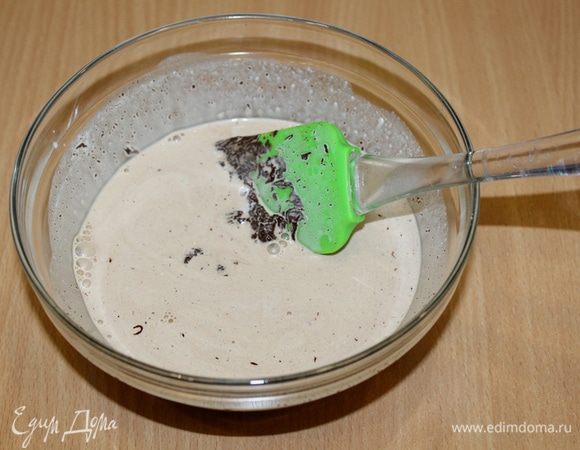 Сначала масса выглядит неоднородно.