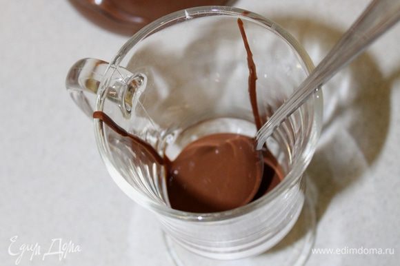 Добавьте в кружку нужное количество жидкого шоколада (от 2 до 4 чайных ложек).
