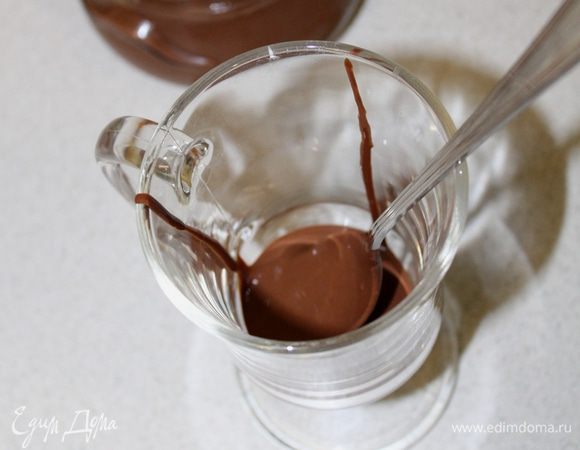  Добавьте в кружку нужное количество жидкого шоколада (от 2 до 4 чайных ложек). 