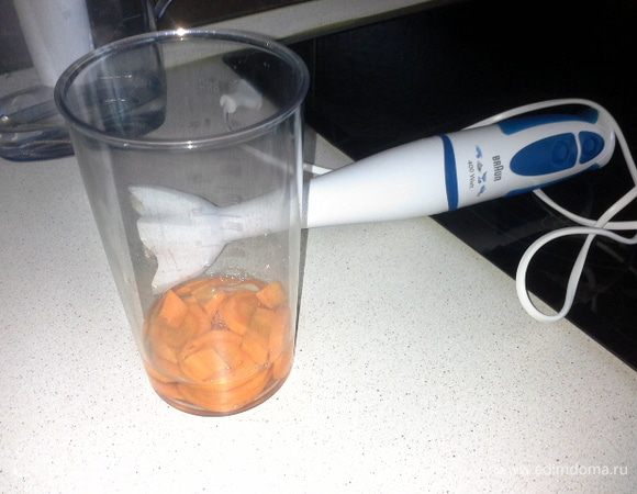Морковь свежую среднего размера чистим, режем на кусочки. Добавляем воды 50 мл и пюрируем блендером.