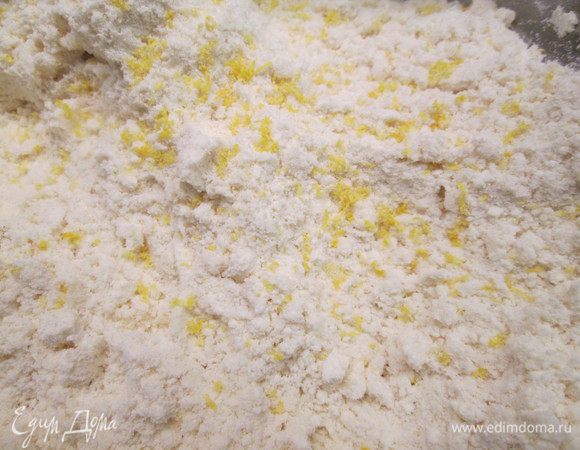 Отдельно смешиваем муку, разрыхлитель, смалец, цедру лимона.