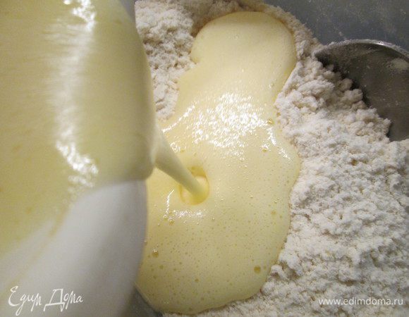 Соединяем обе смеси. 