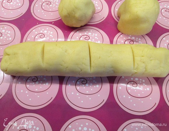Откладываем кусочек для крестиков на яйца, а из остального теста делаем колбаску и делим ее на 4 части. 