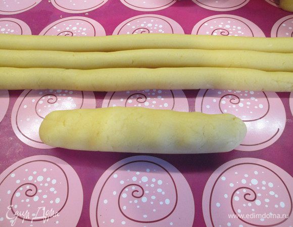 Из каждой части раскатываем жгутики.