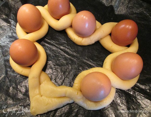 В верхней части свадебного сердца вставляем 7-е яйцо, закрепляем жгуты сверху и снизу. 