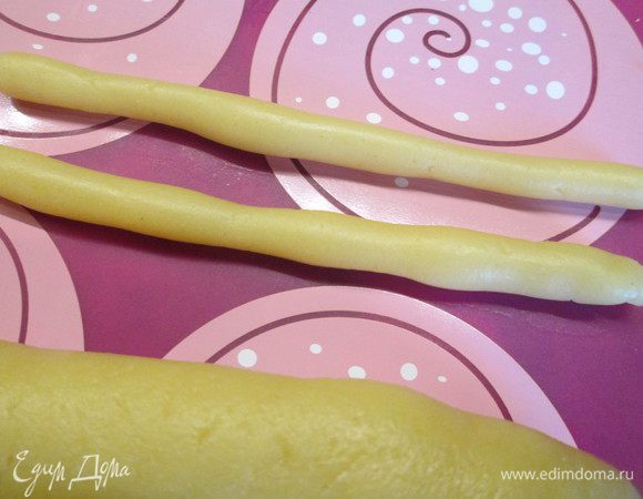 Теперь раскатываем 14 тонких жгутиков для крестиков.