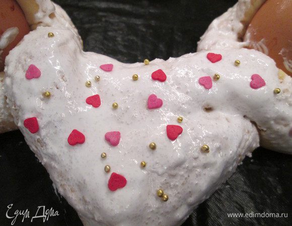 Взбиваем яйцо с сахаром и лимонным соком и смазываем глазурью сердце.