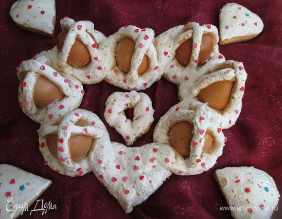 Украшаем на свое усмотрение сахарными фигурками, разноцветными  сердечками, шариками и преподносим в день свадьбы жениху и невесте!
Будьте счастливы!