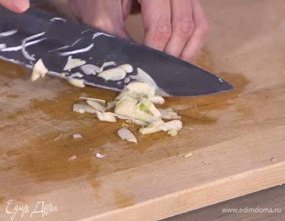 Чеснок почистить, раздавить плоской стороной ножа и мелко порубить.