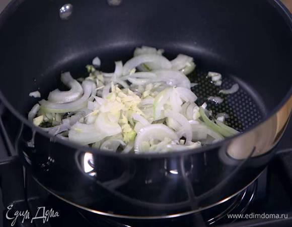 Разогреть в сковороде немного оливкового масла и обжарить лук и чеснок до прозрачности.