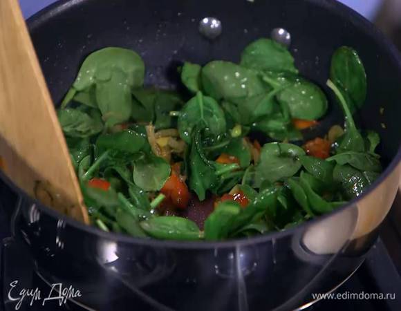 Когда лук и сладкий перец будут практически готовы, добавить шпинат, перемешать, накрыть сковороду крышкой и дать шпинату поплыть.