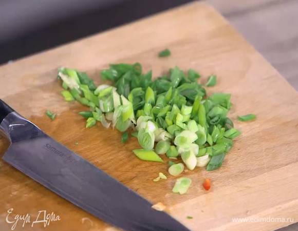 Зеленый лук тонко порезать наискосок.