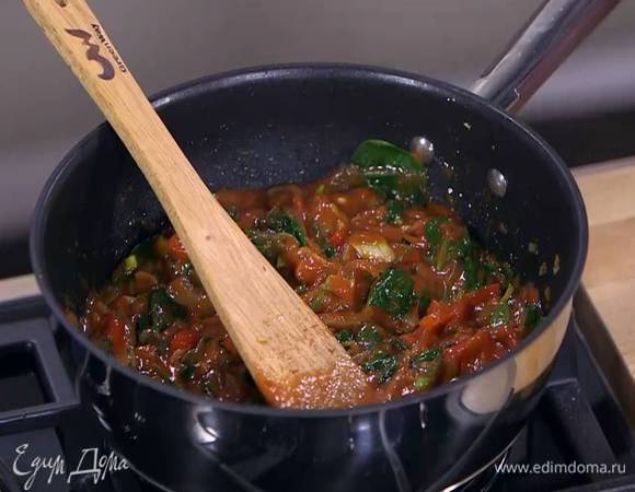 В сковороду с перцем и шпинатом добавить нарезанный зеленый лук, томатную пасту и томатный соус, все перемешать и выключить огонь.