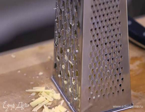 Сыр натереть на крупной терке.