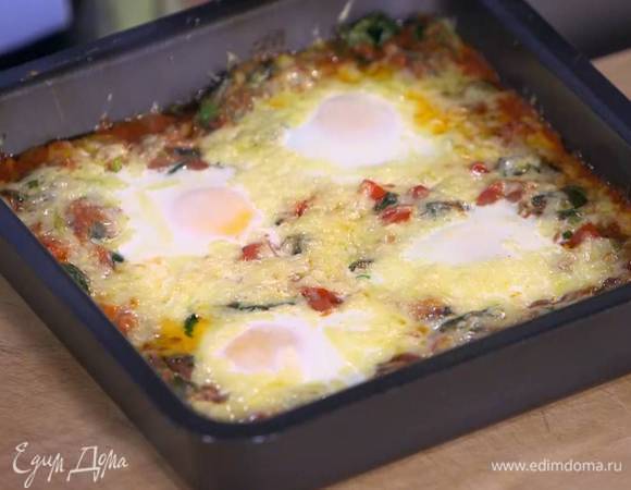 Посыпать натертым сыром, оставив желтки непосыпанными, и запекать под разогретым грилем 3‒5 минут.