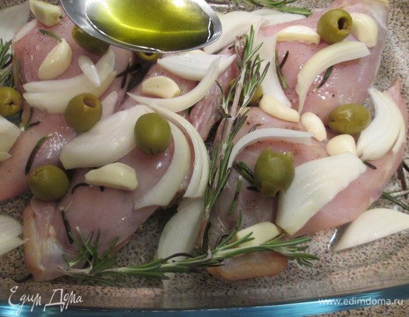 Духовку нагреваем до 180°С, время 40 минут. Через 20 минут вливаем оставшийся маринад, кролик должен все время быть с жидкостью на дне формы.